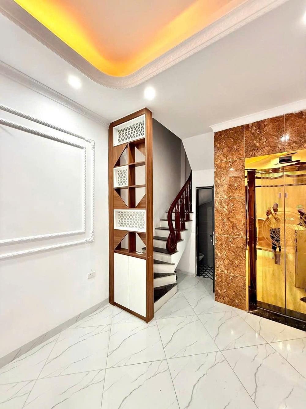 Bán Nhà Cổ Nhuế, Bắc Từ Liêm: 35m2, 6 Tầng, Thang Máy, Mặt Tiền Rộng 5.2m - Giá 7.75 Tỷ