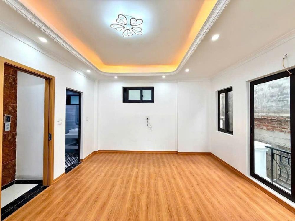 Bán Nhà Cổ Nhuế, Bắc Từ Liêm: 35m2, 6 Tầng, Thang Máy, Mặt Tiền Rộng 5.2m - Giá 7.75 Tỷ