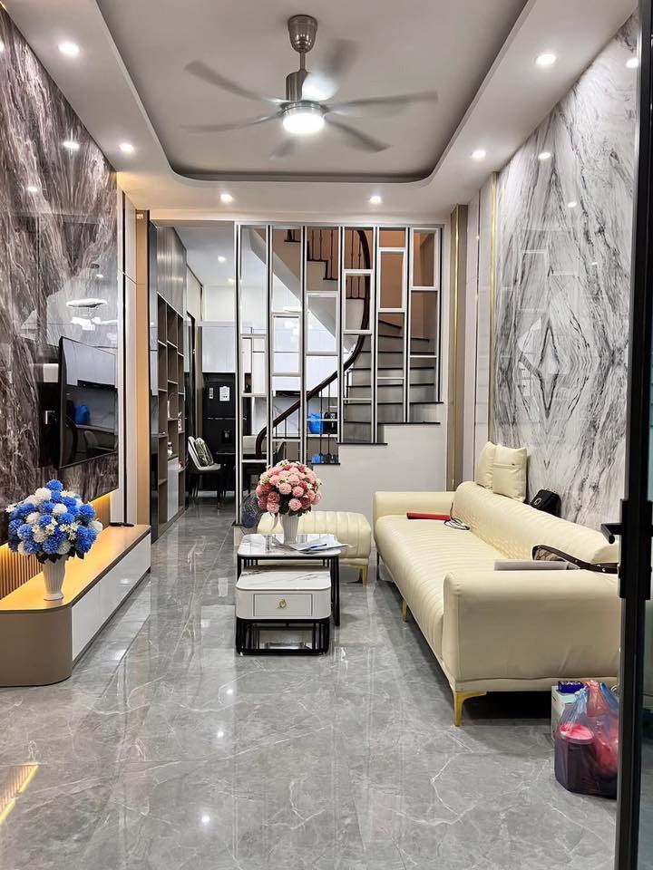 Bán Nhà Phố Hoàng Mai - 42m2, 4 Tầng, Giá 8.35 Tỷ - 0937.158.386