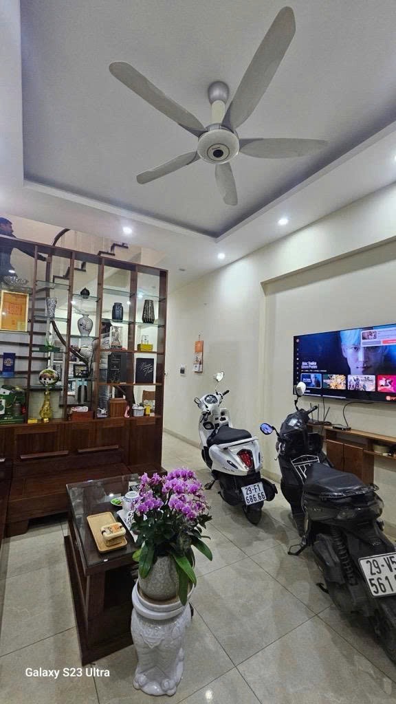 Bán nhà Cầu Giấy - Vị trí đắc địa, ngõ nông, ô tô quay đầu - Giá 9.8 tỷ