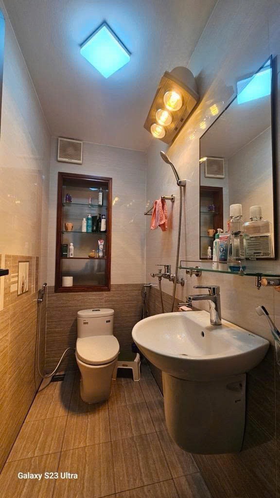 Bán nhà Cầu Giấy - Vị trí đắc địa, ngõ nông, ô tô quay đầu - Giá 9.8 tỷ
