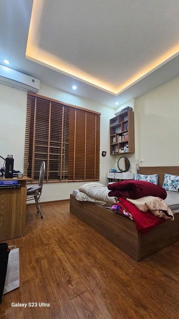 Bán nhà Cầu Giấy - Vị trí đắc địa, ngõ nông, ô tô quay đầu - Giá 9.8 tỷ