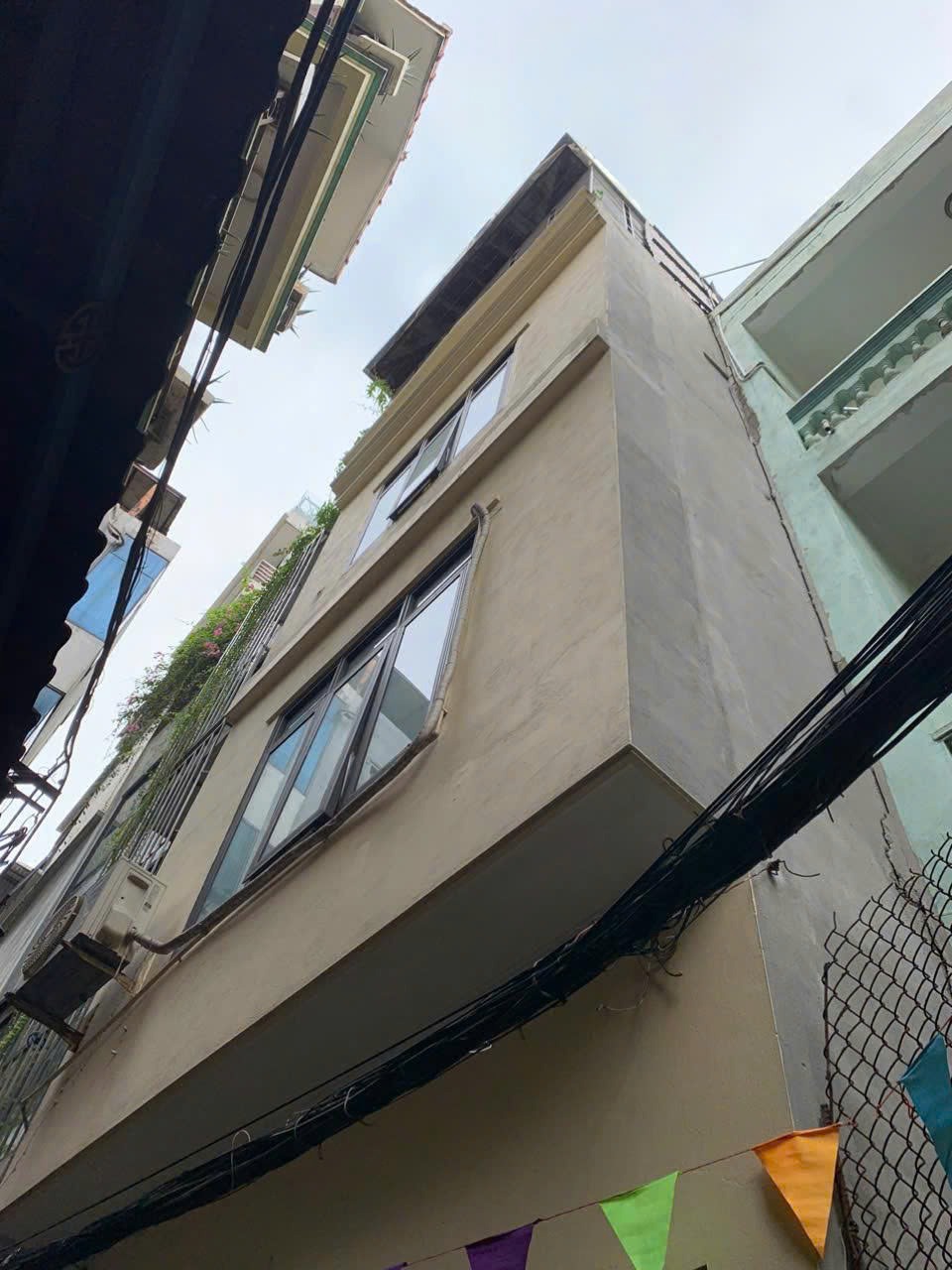 Bán nhà Cầu Giấy - Vị trí đắc địa, ngõ nông, ô tô quay đầu - Giá 9.8 tỷ