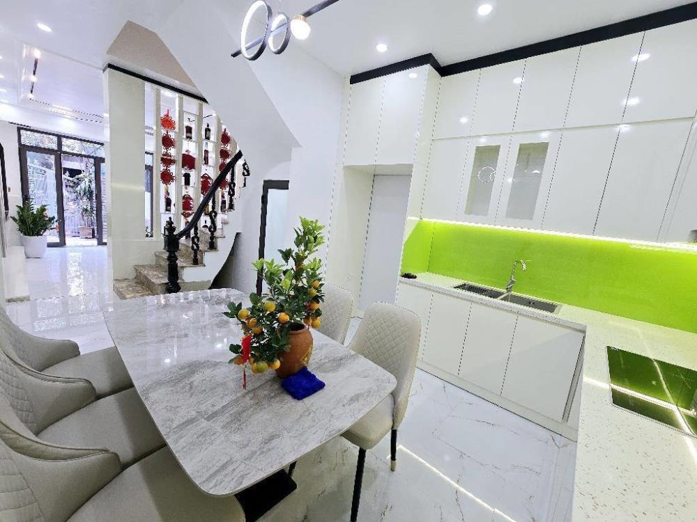 Bán nhà Kim Giang 4 Tầng, 42m2, Giá 10.6 Tỷ - Vị Trí Đắc Địa