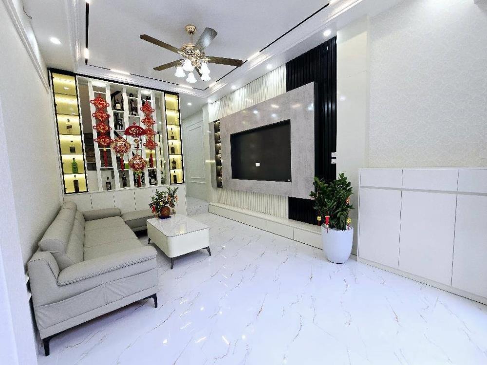 Bán nhà Kim Giang 4 Tầng, 42m2, Giá 10.6 Tỷ - Vị Trí Đắc Địa