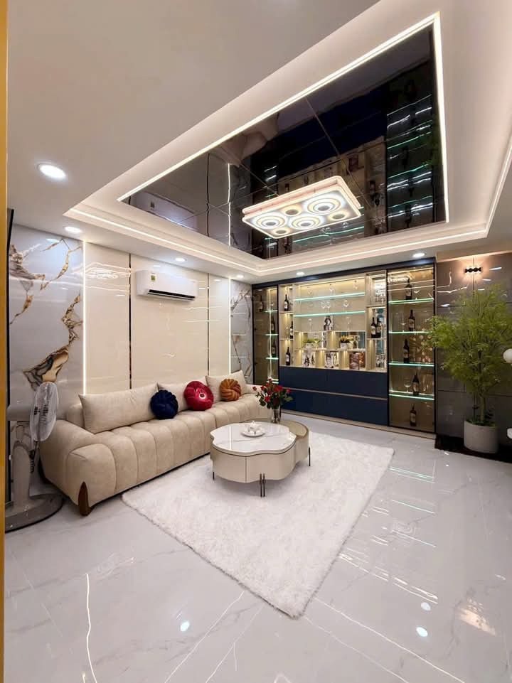 Tuyệt Phẩm Nhà Mặt Phố Hoàng Quốc Việt - Giá 24 Tỷ - Vị Trí Đắc Địa