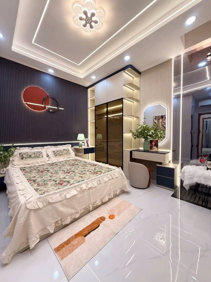Tuyệt Phẩm Nhà Mặt Phố Hoàng Quốc Việt - Giá 24 Tỷ - Vị Trí Đắc Địa