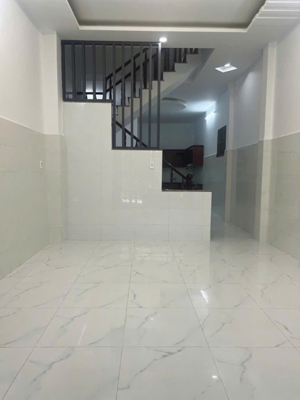 Nhà 2 Tầng, 3PN, Giá 4.3 Tỷ - Nguyễn Xiển, Quận 9 - Vị Trí Đắc Địa