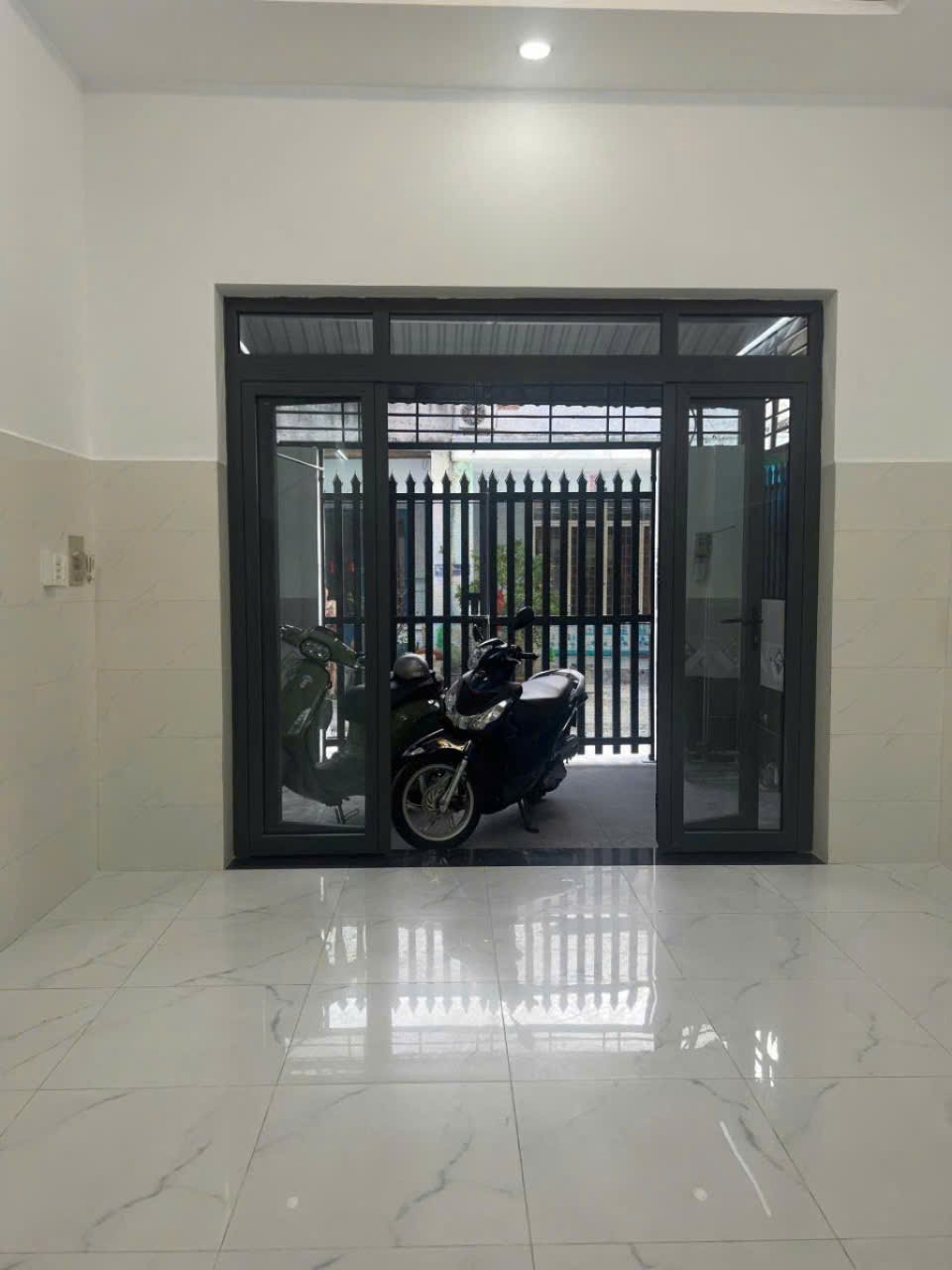 Nhà 2 Tầng, 3PN, Giá 4.3 Tỷ - Nguyễn Xiển, Quận 9 - Vị Trí Đắc Địa