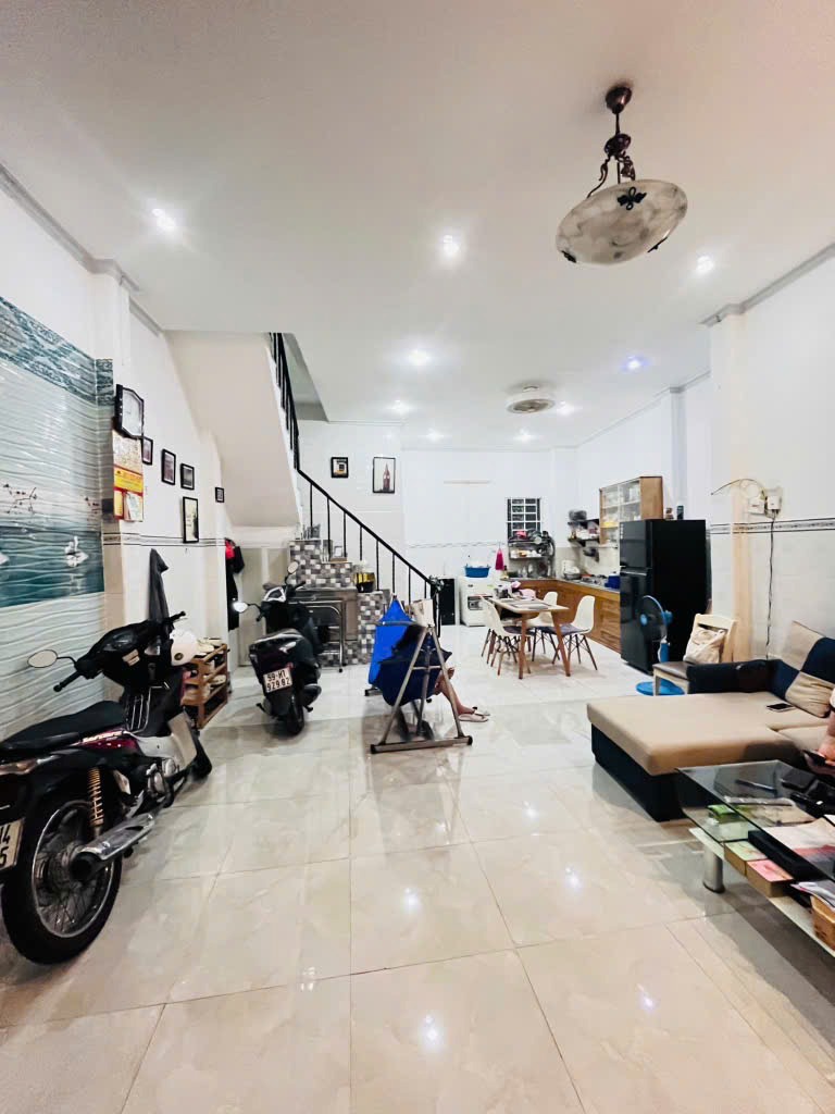 Nhà đẹp Phú Thuận, Quận 7: 70m2, Giá Nhỉnh 5 Tỷ - Mặt Tiền Thông Thoáng