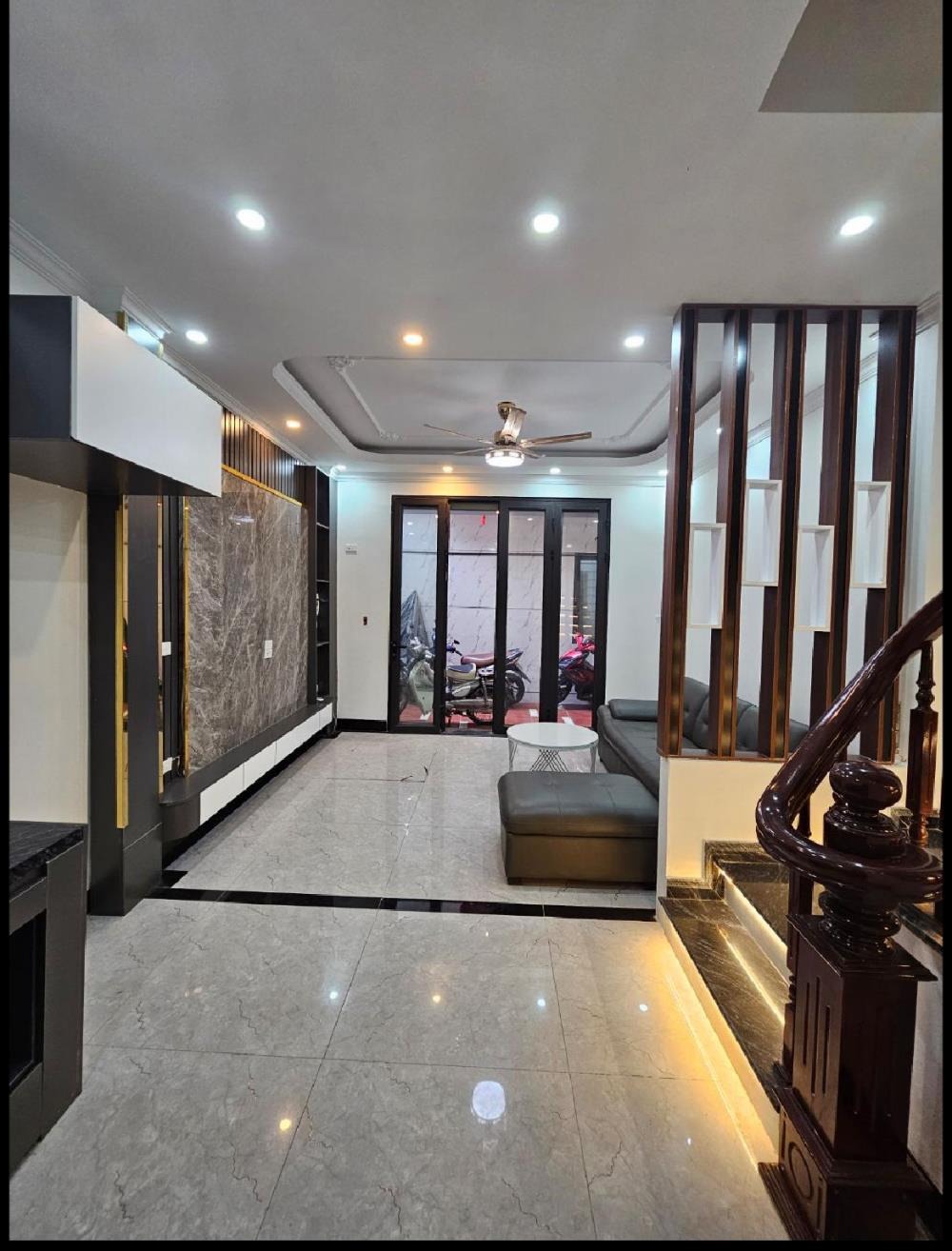 Bán nhà 5 tầng Long Biên - Nội thất sang trọng, Sổ đỏ chính chủ - Giá 5.85 tỷ