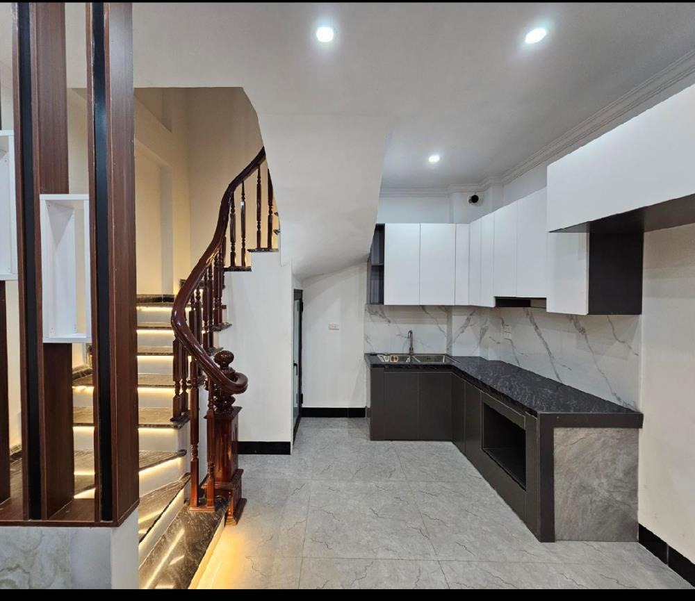 Bán nhà 5 tầng Long Biên - Nội thất sang trọng, Sổ đỏ chính chủ - Giá 5.85 tỷ