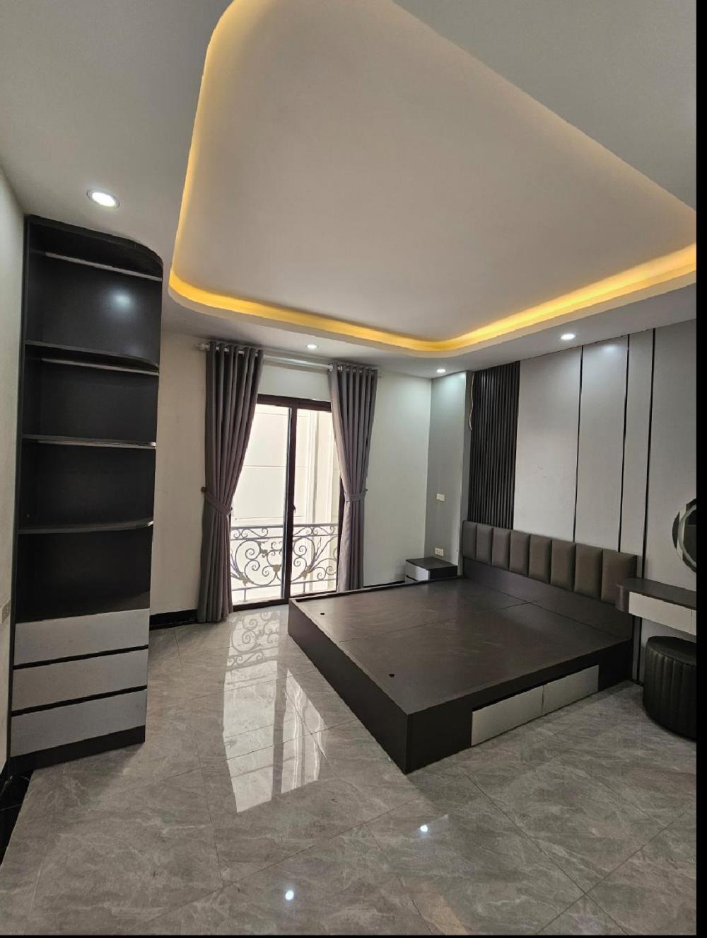 Bán nhà 5 tầng Long Biên - Nội thất sang trọng, Sổ đỏ chính chủ - Giá 5.85 tỷ