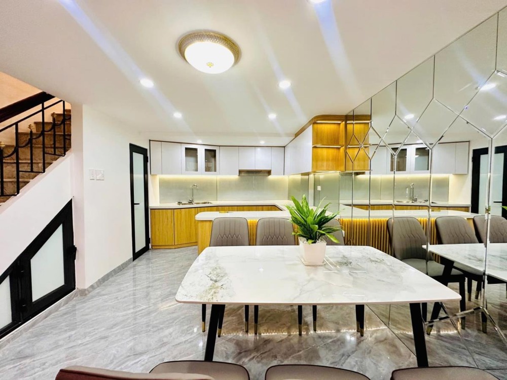 Nhà 5 Tầng Trần Phú Hà Đông: Vị trí đẹp, gần phố, oto đỗ cửa
