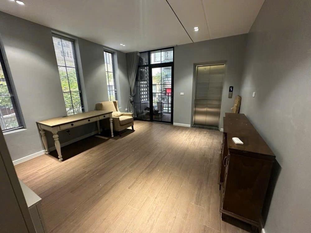 Bán nhà 70m2 x 6 tầng, thang máy, lô góc Tứ Liên - 5m ô tô