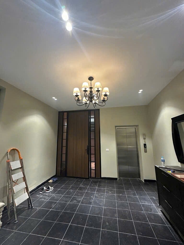 Bán nhà 70m2 x 6 tầng, thang máy, lô góc Tứ Liên - 5m ô tô