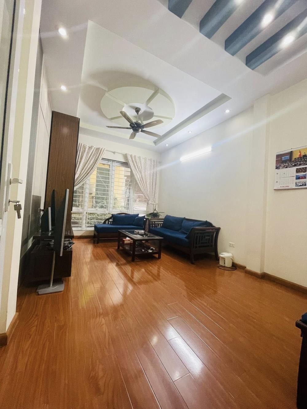 Bán nhà 5 tầng Hoàng Quốc Việt, gara ô tô, 16.9 tỷ