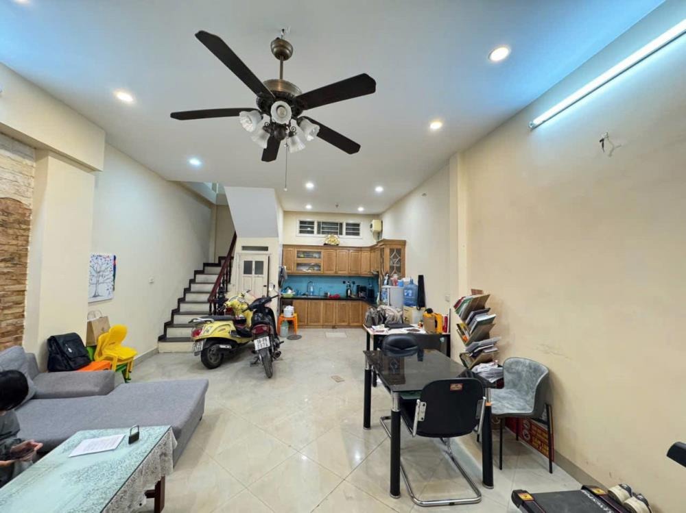 Chính chủ bán gấp nhà Đường Láng, Đống Đa - 43m x 5 tầng, MT 5m, Giá 10.9 tỷ