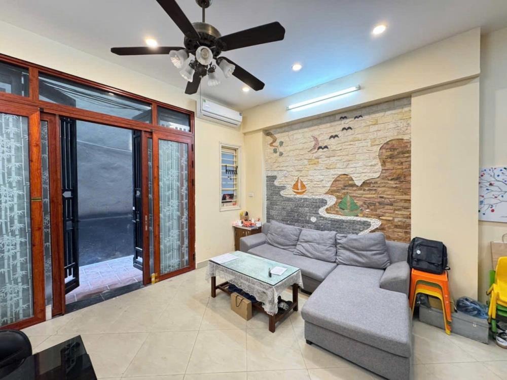Chính chủ bán gấp nhà Đường Láng, Đống Đa - 43m x 5 tầng, MT 5m, Giá 10.9 tỷ