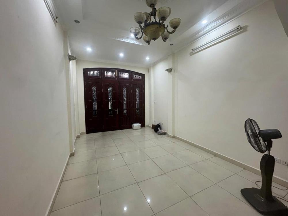 Bán nhà Nguyễn Chí Thanh, Đống Đa: 5 Tầng, Ô Tô Đỗ Cửa, Kinh Doanh - Giá 18.6 Tỷ