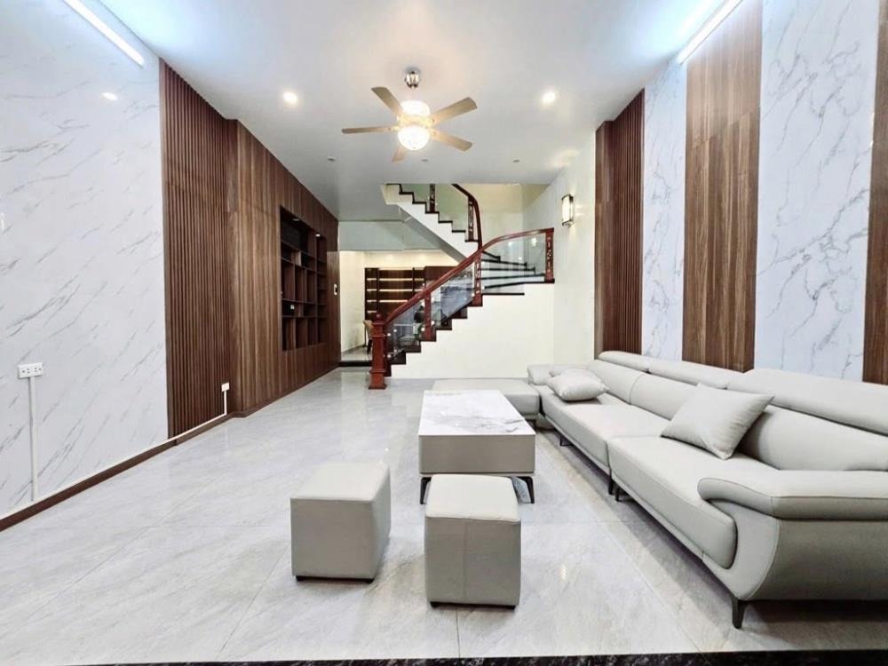 Bán nhà phố Định Công - 40m2, 8 tỷ - Vị trí đẹp, ở ngay