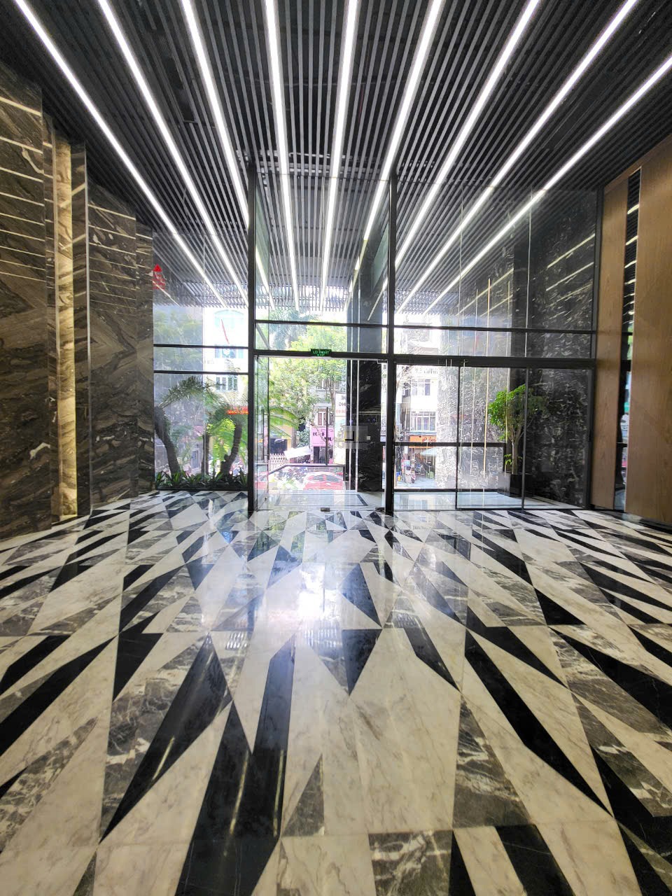 Cần Bán Tòa Building 10 Tầng, 310 Tỷ - Vị Trí Đắc Địa, Kinh Doanh Sầm Uất