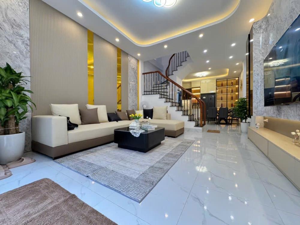 Bán nhà Trần Khát Chân: 54m2, Ô Tô Đỗ Cổng, Giá 8.x Tỷ