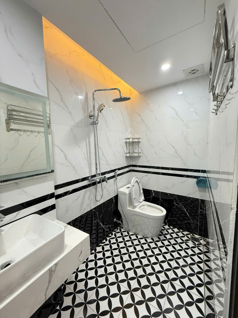 Bán Gấp Nhà Bùi Xương Trạch, 72m², 5 Tầng, Ô Tô Vào, Giá 12.8 Tỷ