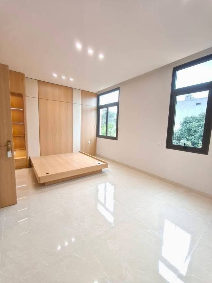 Bán nhà Quận 12: 1 Trệt 2 Lầu, 90m2, SHR, Hẻm Xe Hơi - Giá Tốt