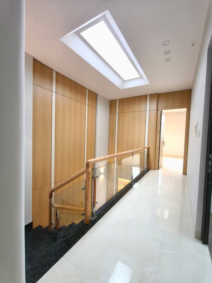 Bán nhà Quận 12: 1 Trệt 2 Lầu, 90m2, SHR, Hẻm Xe Hơi - Giá Tốt