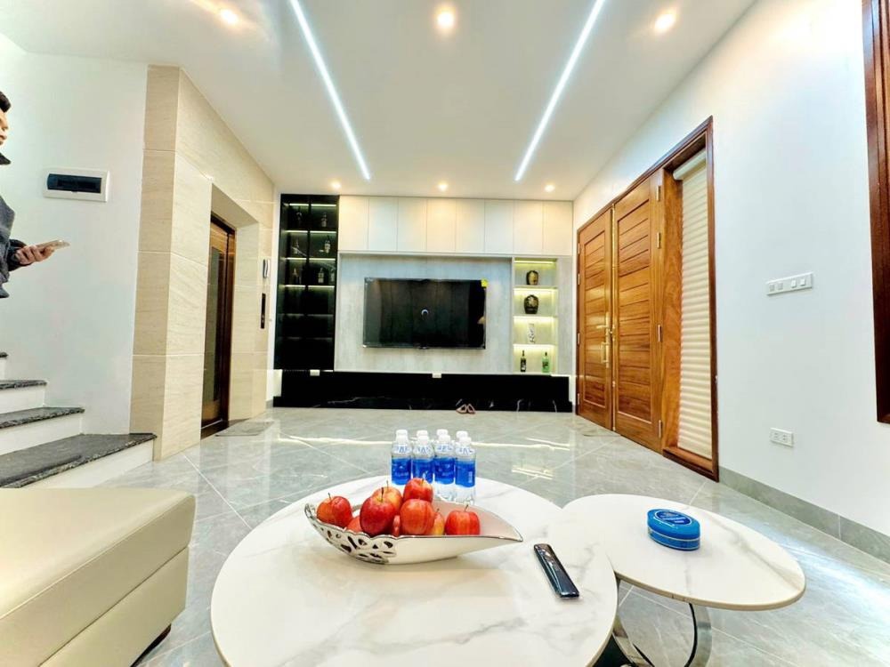 Bán Nhà Phố Cao Cấp Nguyễn Văn Cừ - 38m² x 6 Tầng - Full Nội Thất - Giá 12.8 Tỷ