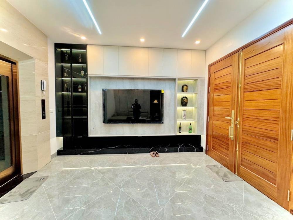 Bán Nhà Phố Cao Cấp Nguyễn Văn Cừ - 38m² x 6 Tầng - Full Nội Thất - Giá 12.8 Tỷ