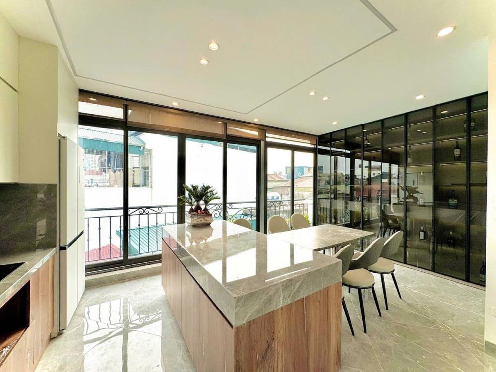 Bán Nhà Phố Cao Cấp Nguyễn Văn Cừ - 38m² x 6 Tầng - Full Nội Thất - Giá 12.8 Tỷ