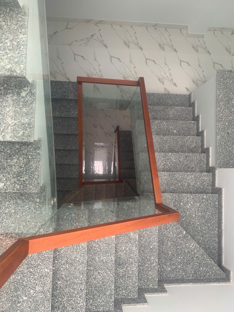 Bán Gấp Nhà 3 Tầng, 124m2, Quận 2 - Giá Chỉ 10 Tỷ 990 Triệu