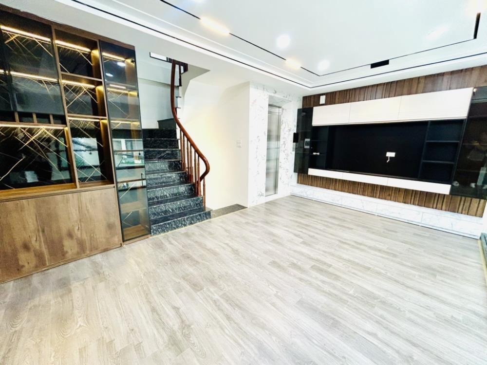 Bán Gấp Nhà Lĩnh Nam: 46m², 5 Tầng, 8.3 Tỷ - Vị Trí Đắc Địa, Dân Trí Cao