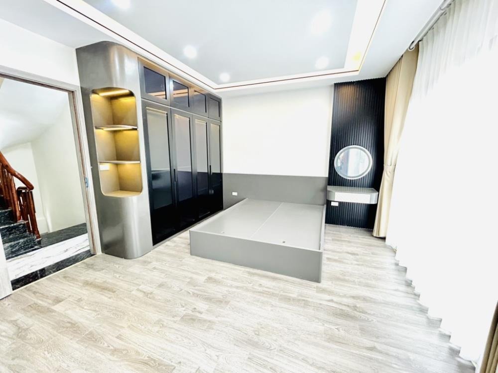 Bán Gấp Nhà Lĩnh Nam: 46m², 5 Tầng, 8.3 Tỷ - Vị Trí Đắc Địa, Dân Trí Cao