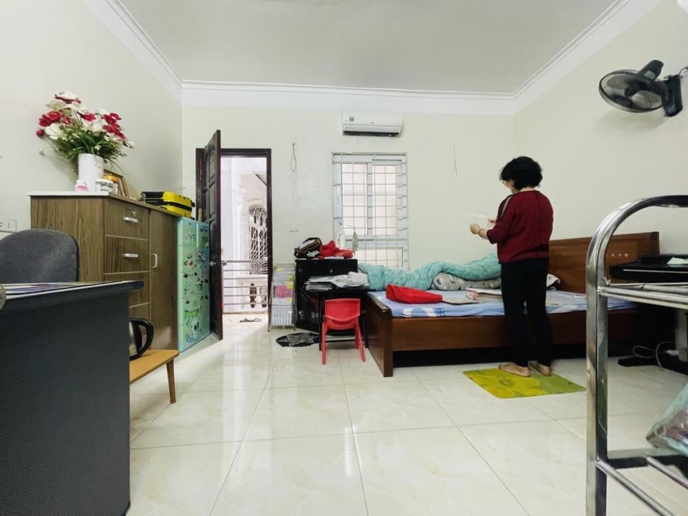Bán nhà trung tâm Cầu Giấy: 28m2, 5 tầng, 2.5 tỷ - Vị trí đắc địa