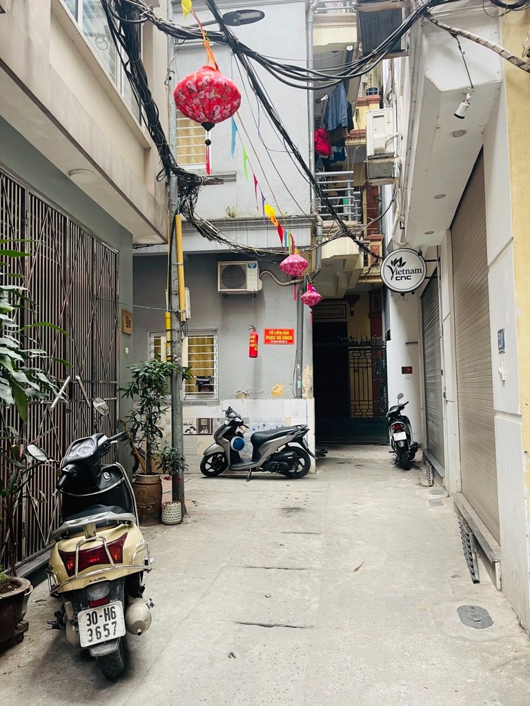 Bán nhà trung tâm Cầu Giấy: 28m2, 5 tầng, 2.5 tỷ - Vị trí đắc địa
