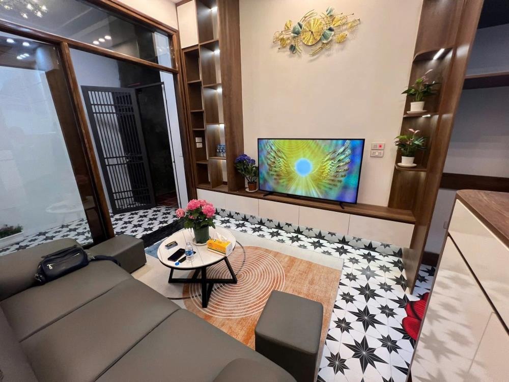 Khám Phá Nhà Đẹp Full Nội Thất Cao Cấp, Ngõ Thông Thoáng, Gần Phố - Giá Tốt!