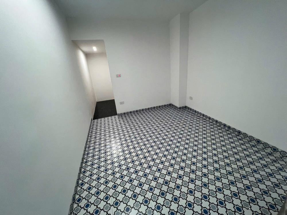 Khám Phá Nhà Đẹp Full Nội Thất Cao Cấp, Ngõ Thông Thoáng, Gần Phố - Giá Tốt!
