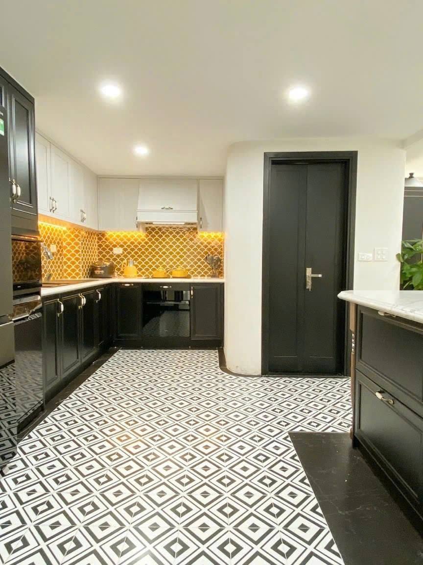 Bán nhà Tây Hồ: 5 tầng, Mặt tiền 9m, Giá 35 tỷ - Vị trí đẹp, Pháp lý rõ ràng