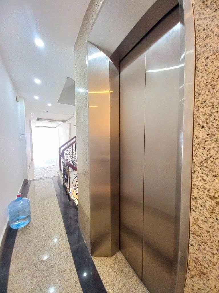 Bán Gấp Nhà Mặt Phố Nghi Tàm - 6 Tầng, Thang Máy, Hồ Tây