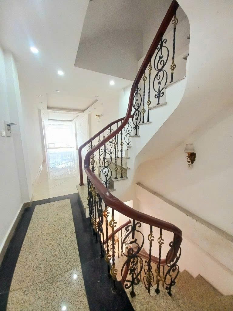Bán Gấp Nhà Mặt Phố Nghi Tàm - 6 Tầng, Thang Máy, Hồ Tây