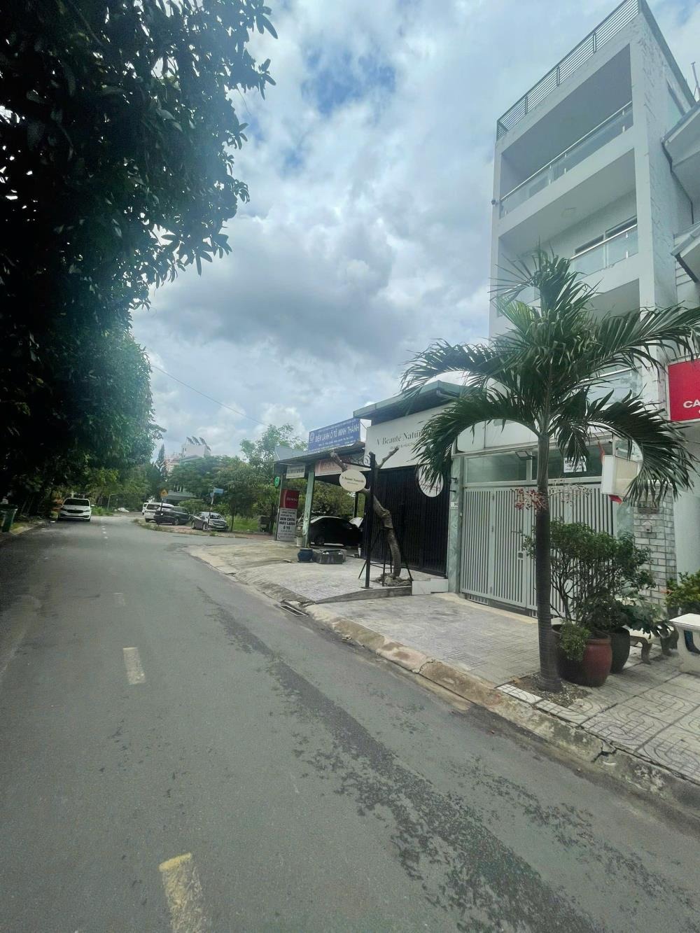 Bán nhà đẹp, vị trí đắc địa, công viên Quận 2 - 21 tỷ