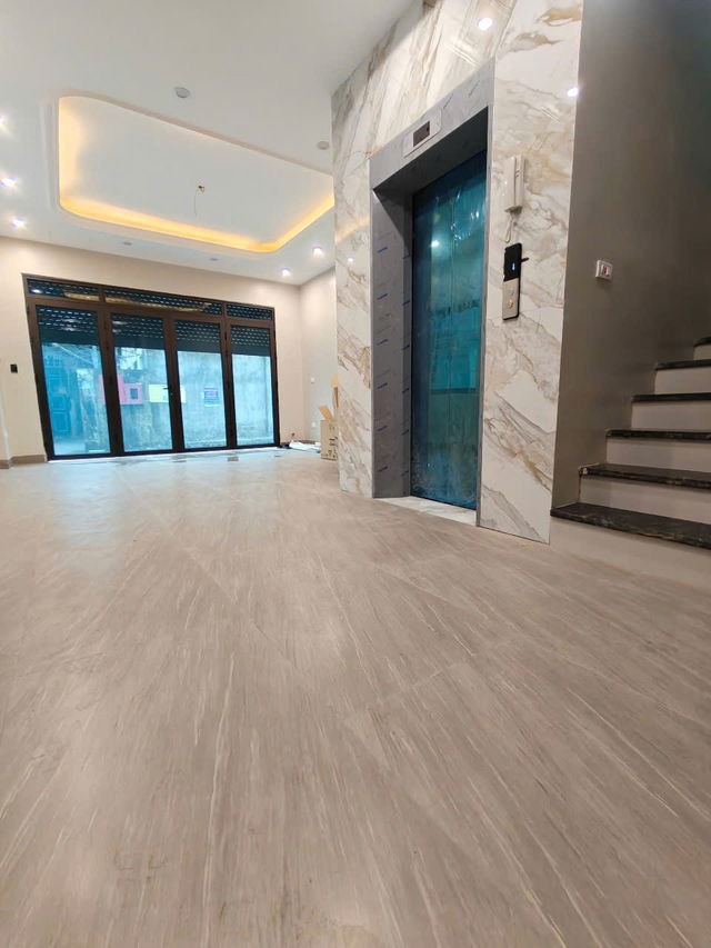 Bán nhà trung tâm quận Long Biên - 43m2 - Kinh Doanh Sầm Uất - Full Tiện Ích