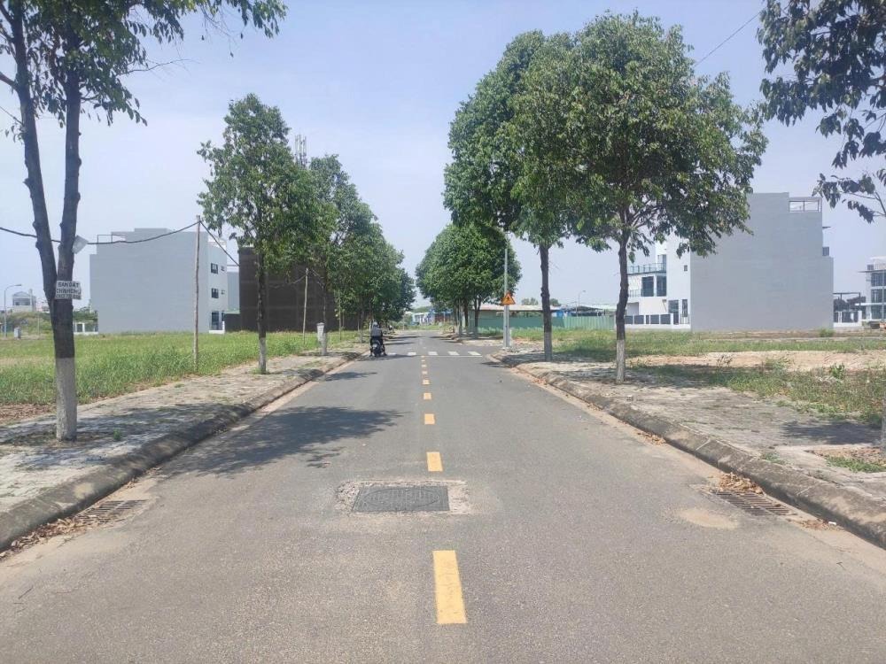 Thanh Lý Lô Đất 100m2 Mặt Tiền Lã Xuân Oai - Giá 30tr/m2 - Sổ Sẵn