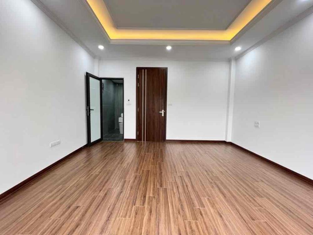 Nhà Mới Khương Đình - Có Thang Máy, 70m Ra Phố - Giá 8 Tỷ