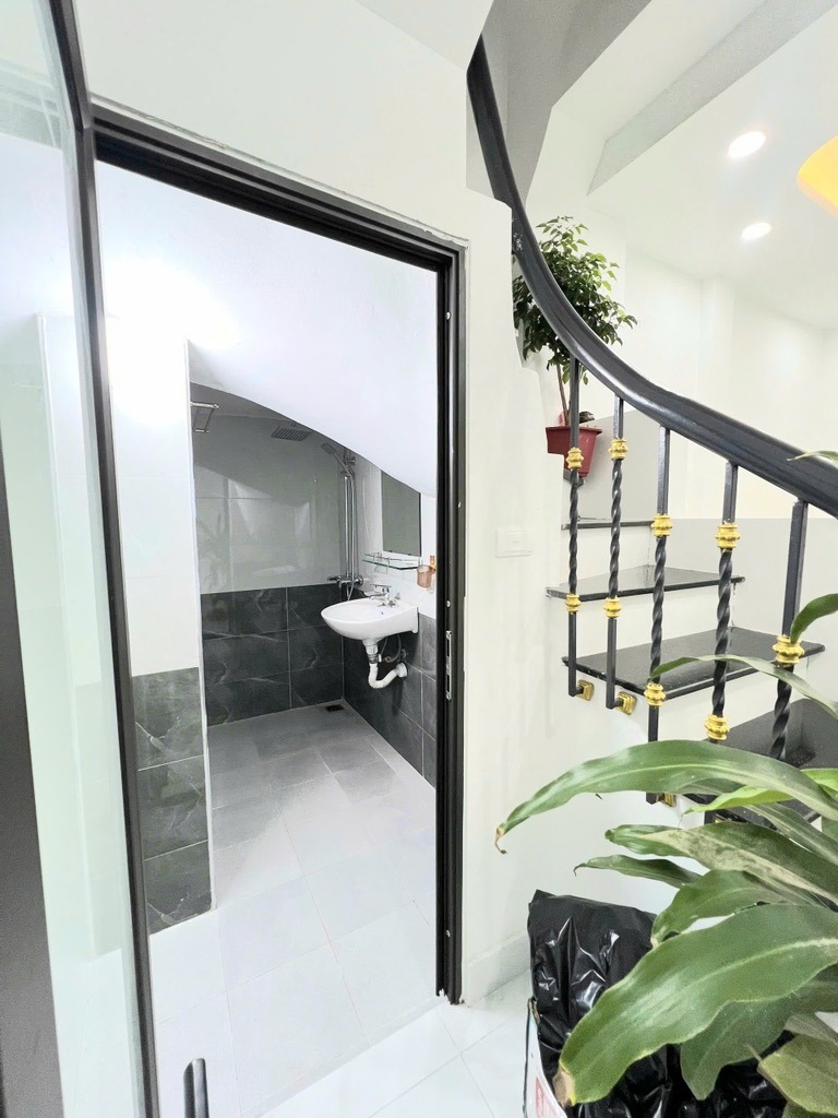 Bán Nhà Tập Thể Tầng 1 Tân Mai: 2 Tầng Như Nhà Đất, Ô Tô Đỗ Cửa, Giá 4.28 Tỷ