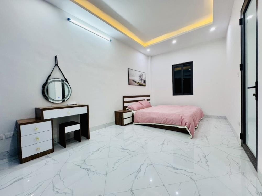 Nhà đẹp Lĩnh Nam 5 tầng, ô tô vào nhà, giá 7 tỷ