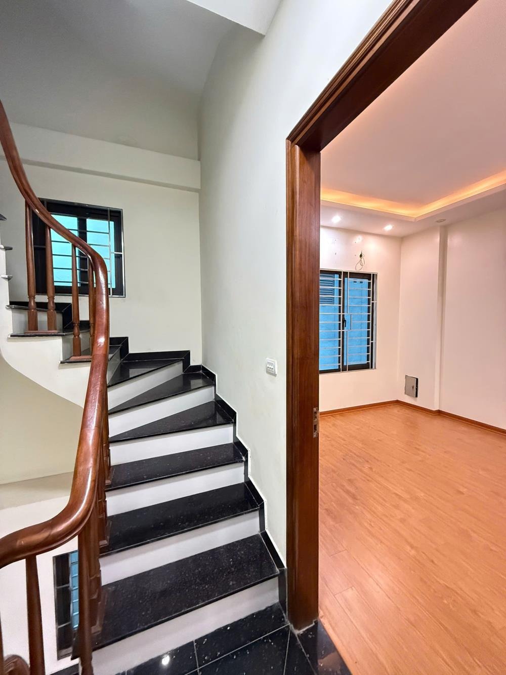 Nhà Phú Đô - Mặt Tiền 6.6m, 5 Tầng, Ô Tô Đỗ Cửa, Giá 6.5 Tỷ